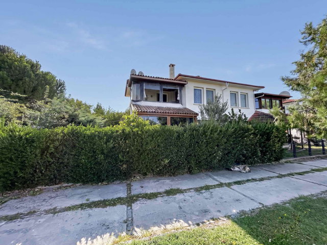AYVALIK’TA HAVUZLU SITE İÇINDE, BAHÇELI, 3+1 SATILIK VILLA