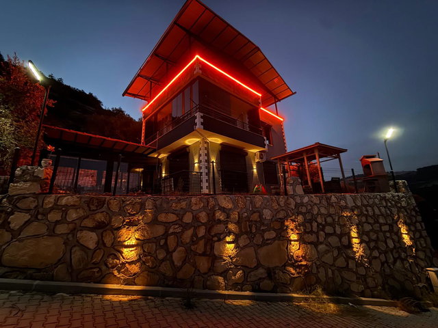 REMAX RİNA'DAN HAMZABEYLİ'DE KIŞ BAHÇELİ LÜKS 3+1 VİLLA