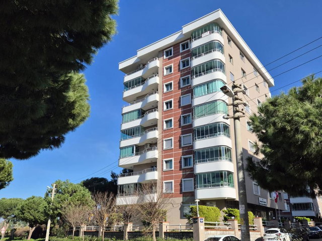 NARLIDERE EYLÜL SITESI'NDE DENIZ MANZARALI GENIŞ 4+1 DAIRE