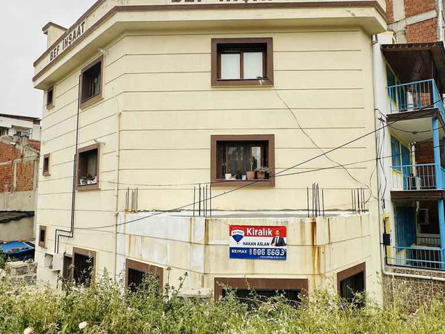 BORNOVA MERKEZE 5 DK MESAFEDE BAHÇE KATI 2+1 KİRALIK DAİRE
