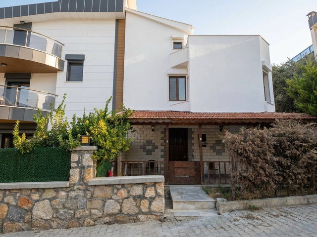 ÇEŞME ÇIFTLIKKÖY SERAKENT SITESINDE SATILIK TRIPLEKS 3+1 VILLA