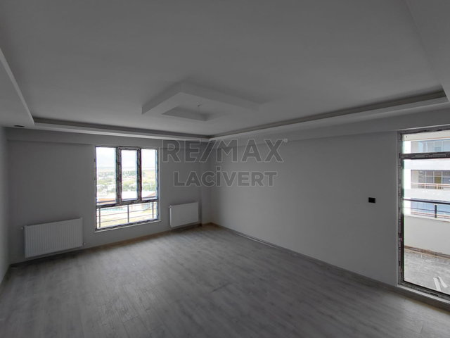REMAX LACİVERT'TEN HİLALKENT'TE SATILIK 4+1 LÜKS DAİRE