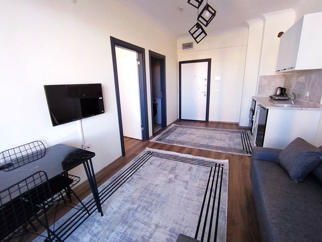 ÜNİVERSİTE VE HAVAALANI YAKININDA FULL EŞYALI KİRALIK 1+1 DAİRE