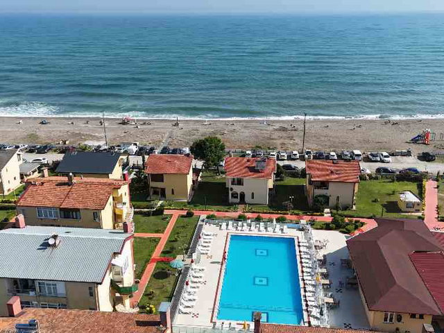 RE/MAX MAVİ'DEN KUMSAL TATİL SİTESİNDE EŞYALI 2+1 DAİRE