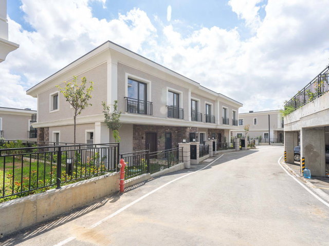 REMAX GELİŞİMDEN ALYA BAHÇE SİTESİNDE 4+1 KİRALIK VİLLA