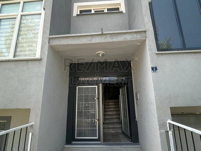 RE/MAX LACİVERT'TEN YILDIZKENT'TE SATILIK 3+1 ARAKAT DAİRE
