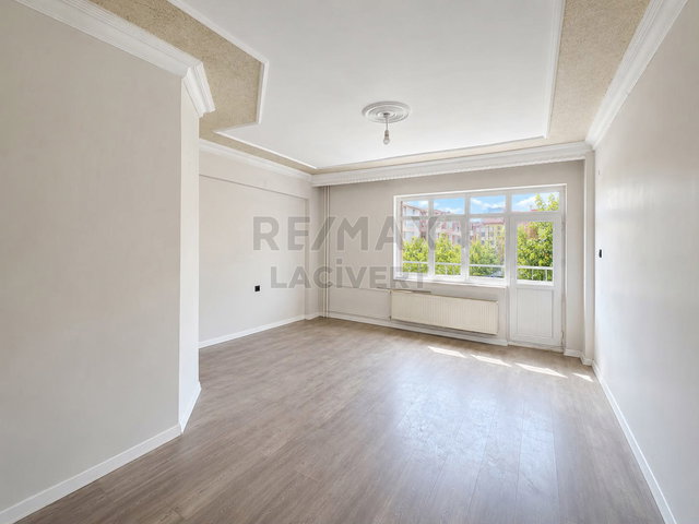 RE/MAX LACİVERT'TEN YILDIZKENT'TE SATILIK 3+1 ARAKAT DAİRE