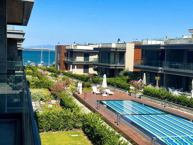 ÇEŞMEALTINDA DENIZE SIFIR SITEDE 3+1  TERAS KATLI DAIRE