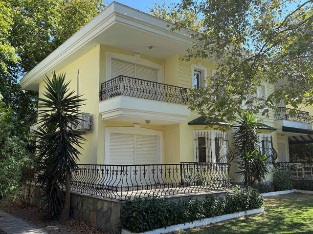 ÇEŞMEALTINDA DENIZE SIFIR HAVUZLU SITE DE 2+1 VILLA