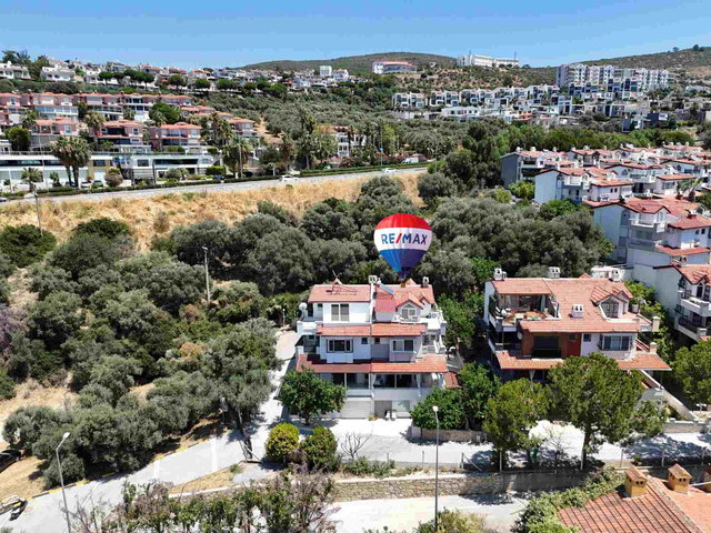KUŞADASI MARINA BÖLGESI AKDEMIR SITESINDE FORLEKS SATILIK VILLA!