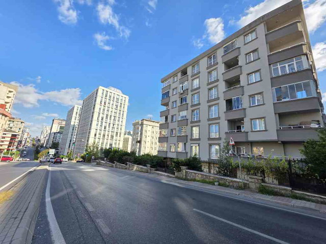 TATLISU MAHALLESİ'NDE FINANS MERKEZİNE YAKIN 2+1 SATILIK DAİRE