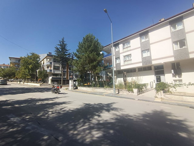 ÇANKAYA METIN OKTAY MAH’DE CADDE ÜZERİ 2+1, BALKONLU, YAPILI  KİRALIK DAİRE