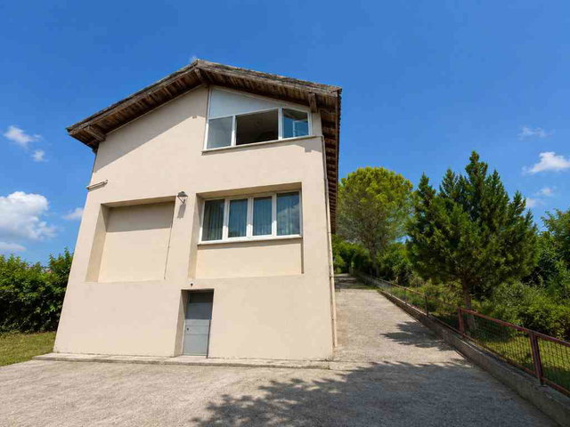 ARNAVUTKÖY’DE 1050 M² ARSA ÜZERİNDE 5+1 EŞYALI, 4 CEPHELİ MÜSTAKİL VİLLA | BOŞ & TAPULU