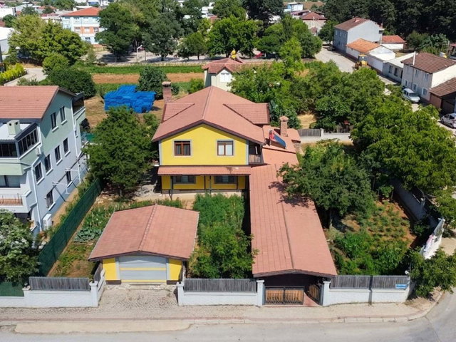 ERDOĞAN'DA GENİŞ ARSALI BAKIMLI LÜKS 6+1 VİLLA