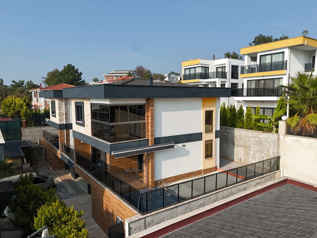 KUŞADASI’NDA 2021 YAPIMI 3 KATLI 3+2 VİLLA | 210 M² NET | KREDİYE UYGUN