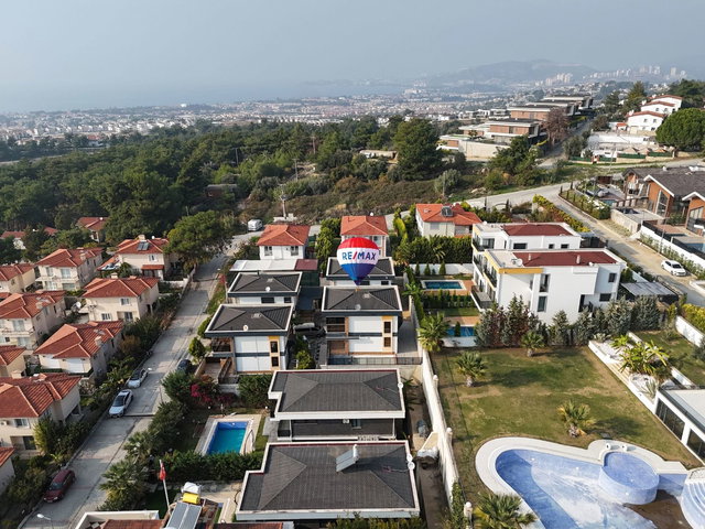 KUŞADASI’NDA 2021 YAPIMI 3 KATLI 3+2 VİLLA | 210 M² NET | KREDİYE UYGUN