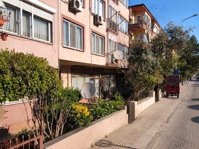 REMAX'DAN MERKEZ BAHÇELİEVLER'DE DERE KENARI SATILIK 2+1