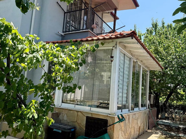 DİKİLİ’DE SİTE İÇİNDE, EŞYALI 3+1 BAHÇE KATI VİLLA | TAPULU MÜSTAKİL PARSEL