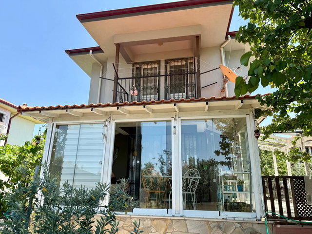 DİKİLİ’DE SİTE İÇİNDE, EŞYALI 3+1 BAHÇE KATI VİLLA | TAPULU MÜSTAKİL PARSEL