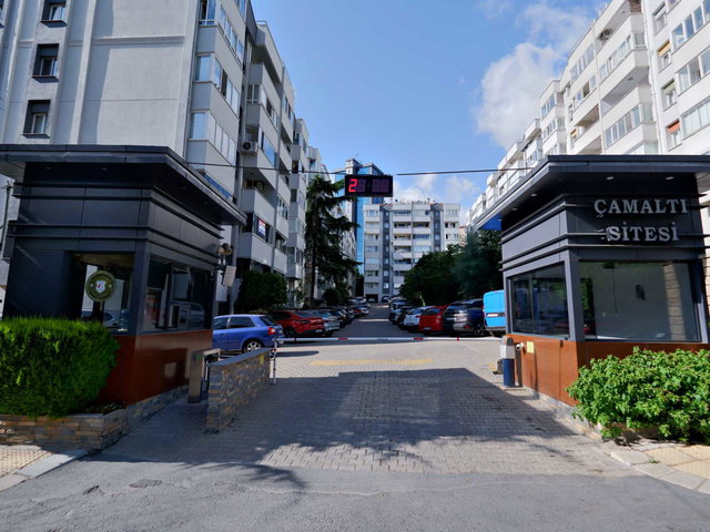 ATAŞEHIR ÇAMALTI SITESI'NDE SATILIK 3+1 DAIRE 130 M2