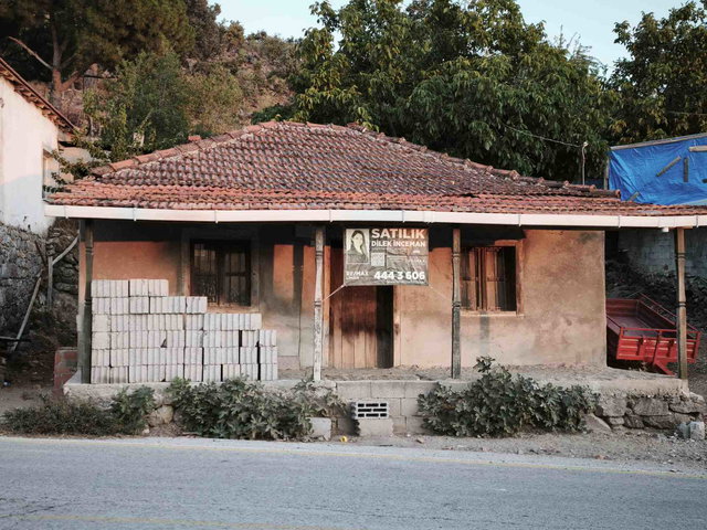 DİKİLİ ÇUKURALAN KÖYİÇİ'NDE SATILIK 57 M² BAHÇELİ KAGİR EV