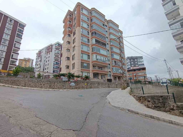 YOMRA SANCAK MAHALLESİNDE ANAYOLA 150METRE MESAFEDE ÖNÜ AÇIK FERAH  4+1