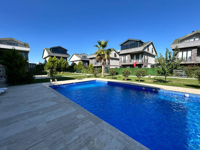 BÜYÜKÇEKMECE’DE SİTE İÇİNDE 2022 YAPIMI 4+2, 280 M², 3 BANYOLU SATILIK VİLLA