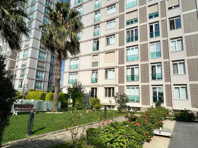 ÜMRANİYE NECİP FAZIL ALYA ELİT SİTESİNDE METRO VE METROGARDEN'A YAKIN HAVUZ MANZARALI SATILIK 3+1