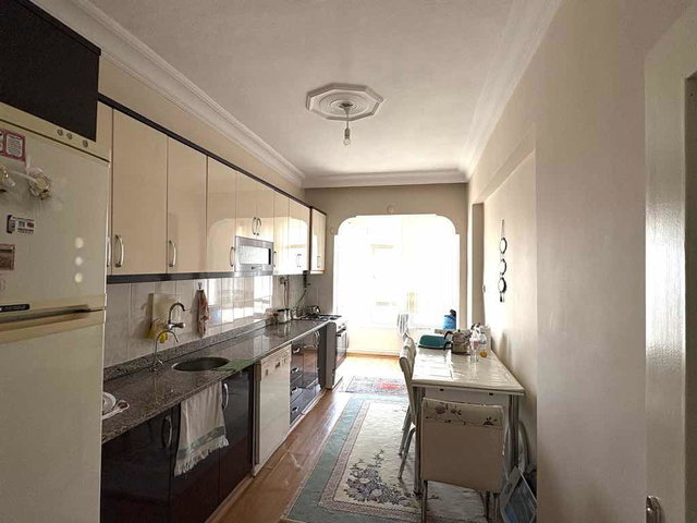 E-5 VE METROBÜSE YAKIN KONUMDA SATILIK DAİRE 3+1 ARAKAT