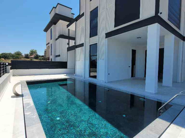 REMAX MODEL DEN SARUHAN DA 422M² ARSA İÇERİSİNDE 4+2 TRIPLEKS KIRALIK VILLA