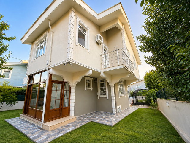 BÜYÜKÇEKMECE GÜZELCE’DE 5+1 | 350 M² NET | 3 KATLI, KAT MÜLKIYETLI & KREDİYE UYGUN VİLLA