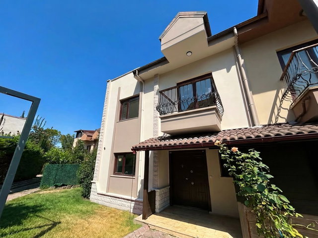 HÜSEYİN KURAN’DAN BAHÇEŞEHİR 2. KISIM – RUMELİ CADDESİ

RUMELİ VİLLALARI’NDA KÖŞE KONUMDA, 300 M² B