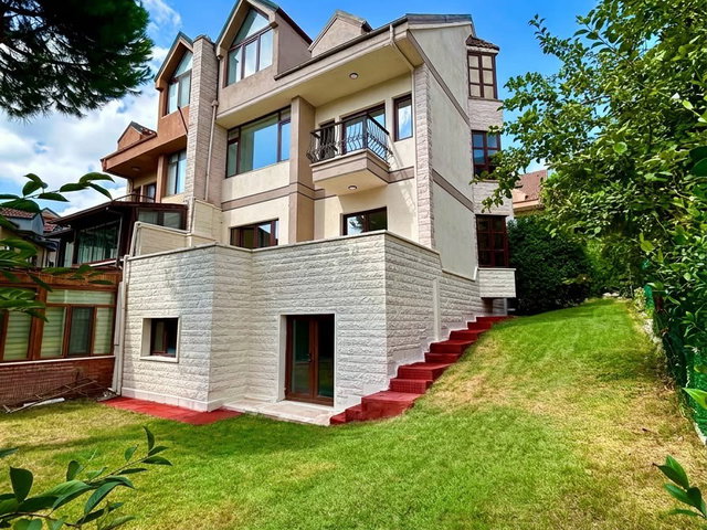 HÜSEYİN KURAN’DAN BAHÇEŞEHİR 2. KISIM – RUMELİ CADDESİ

RUMELİ VİLLALARI’NDA KÖŞE KONUMDA, 300 M² B
