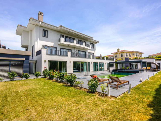 BÜYÜKÇEKMECE’DE SİTE İÇİNDE 8+2 | 1000 M² NET | EŞYALI | LÜKS VİLLA