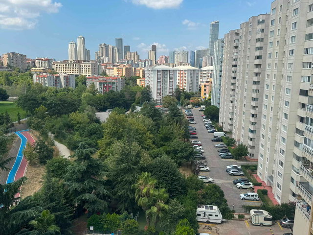ATAŞEHIR UĞURKENT SITESI’NDE GOLF MANZARALI, TADILATLI ARA KAT 3+1