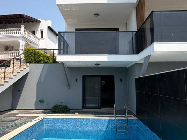 ÇEŞME ALAÇATI’DA SIFIR 3+2 DENİZ MANZARALI MÜSTAKİL HAVUZLU VİLLA
