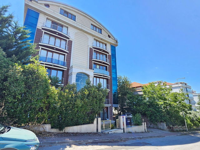 REMAX BEYAZ KONAK MAHALLESINDE 4+1 KIRALIK DAIRE