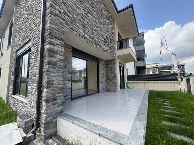 SERDİVAN YAZLIK'TA 320 M² ARSA İÇİNDE 4+1 AKILLI SİSTEM VİLLA
