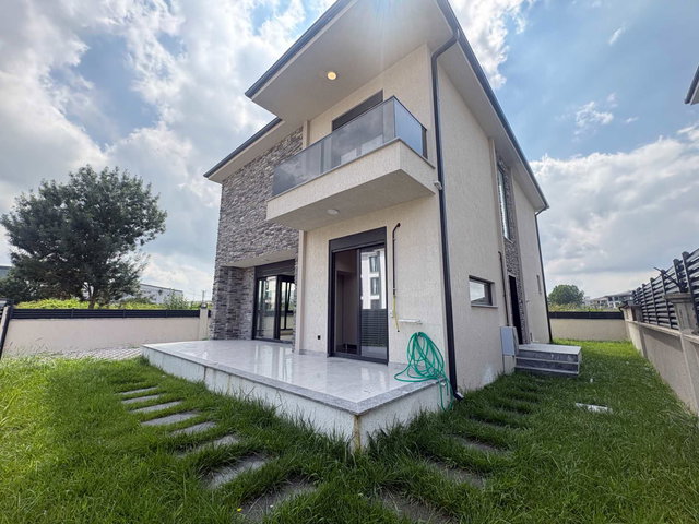 SERDİVAN YAZLIK'TA 320 M² ARSA İÇİNDE 4+1 AKILLI SİSTEM VİLLA