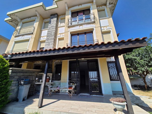 BÜYÜKÇEKMECE DENIZ MANZARALI/HAVUZLU SITEDE 4 KATLI, 4+2 EŞYASIZ KİRALIK VİLLA