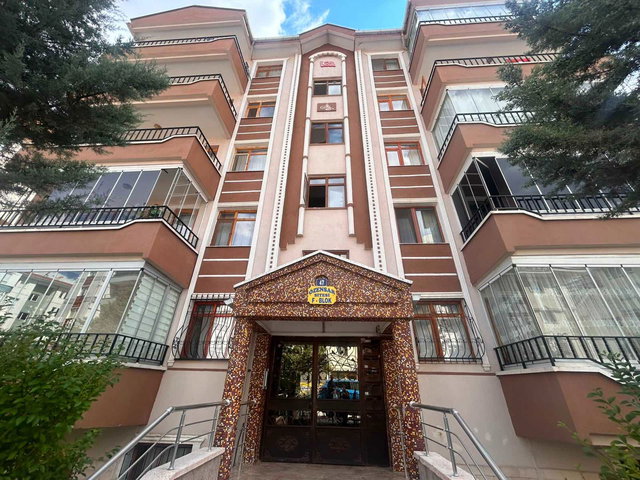 SITE IÇINDE 3+1  125 M² BRÜT BOŞ & KREDİYE UYGUN METROYA 300 M