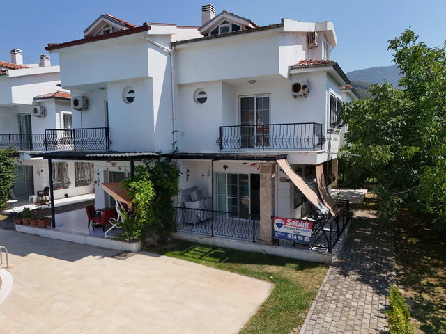 KUŞADASI DAVUTLAR’DA EŞYALI 4+1 VİLLA - BAKIMLI BAHÇE, GENİŞ VERANDALAR, ORMAN  VE HAVUZ MANZARASI