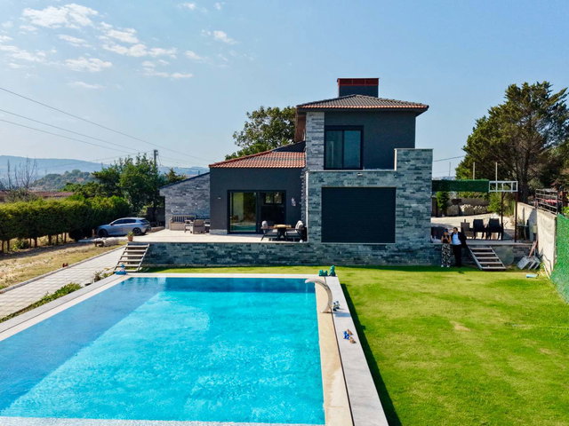 URLA´DA PANORAMIK DENIZ MANZARALI TAM MÜSTAKIL LÜKS VILLA
