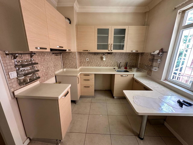 BİLLUR SOKAK'TA ALTINDA DAİRE OLAN GİRİŞ KAT ÖN CEPHE 3+1
