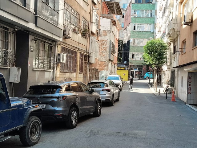KURTULUŞ'TA METROYA YÜRÜME MESAFESINDE ASANSÖRLÜ BALKONLU 1+1