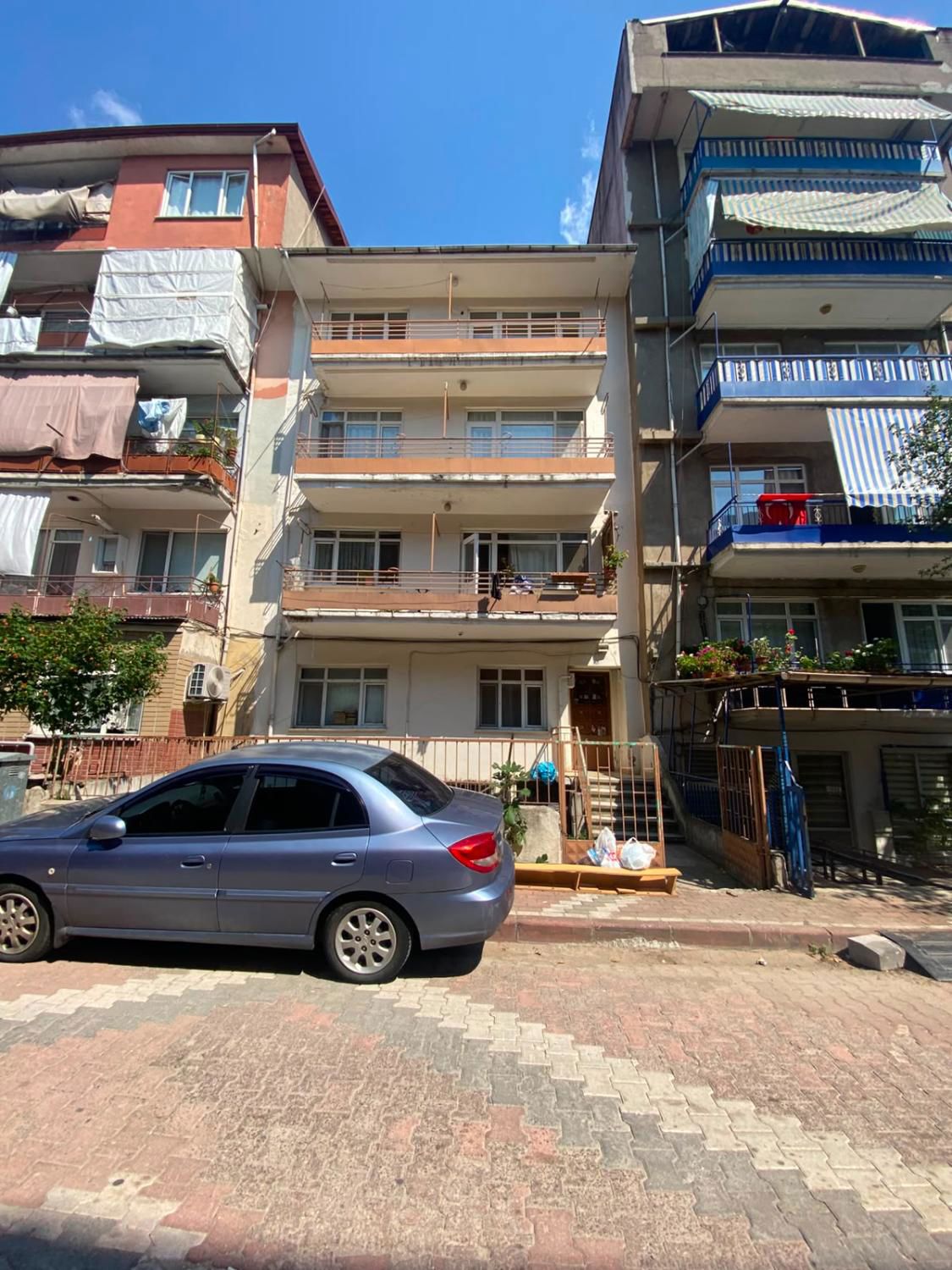 KADIKÖY MAH. AKTÜRK SOKAK'TA MERKEZİ KONUMDA KİRALIK 2+1