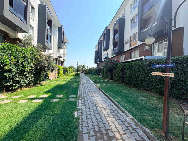 12 SEYREK’TE HAVUZ CEPHELİ ÇİFT BALKONLU GENİŞ 1+1 KİRALIK DAİRE