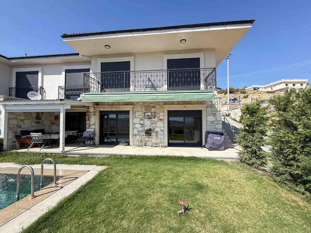 REMAX CAPELLA FOÇA YENIBAĞARASINDA SATILIK 3+1 VILLA