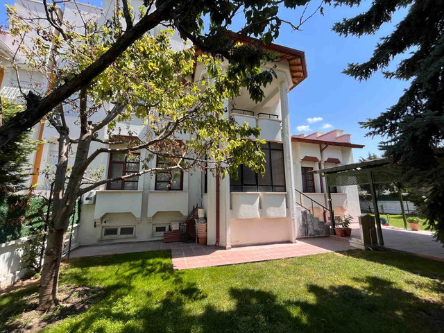 REMAX POINT'TEN YAKA EMİN VİLLA KENT SITESI'NDE KÖŞE PARSEL SATILIK VILLA
