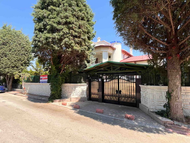 REMAX POINT'TEN YAKA EMİN VİLLA KENT SITESI'NDE KÖŞE PARSEL SATILIK VILLA